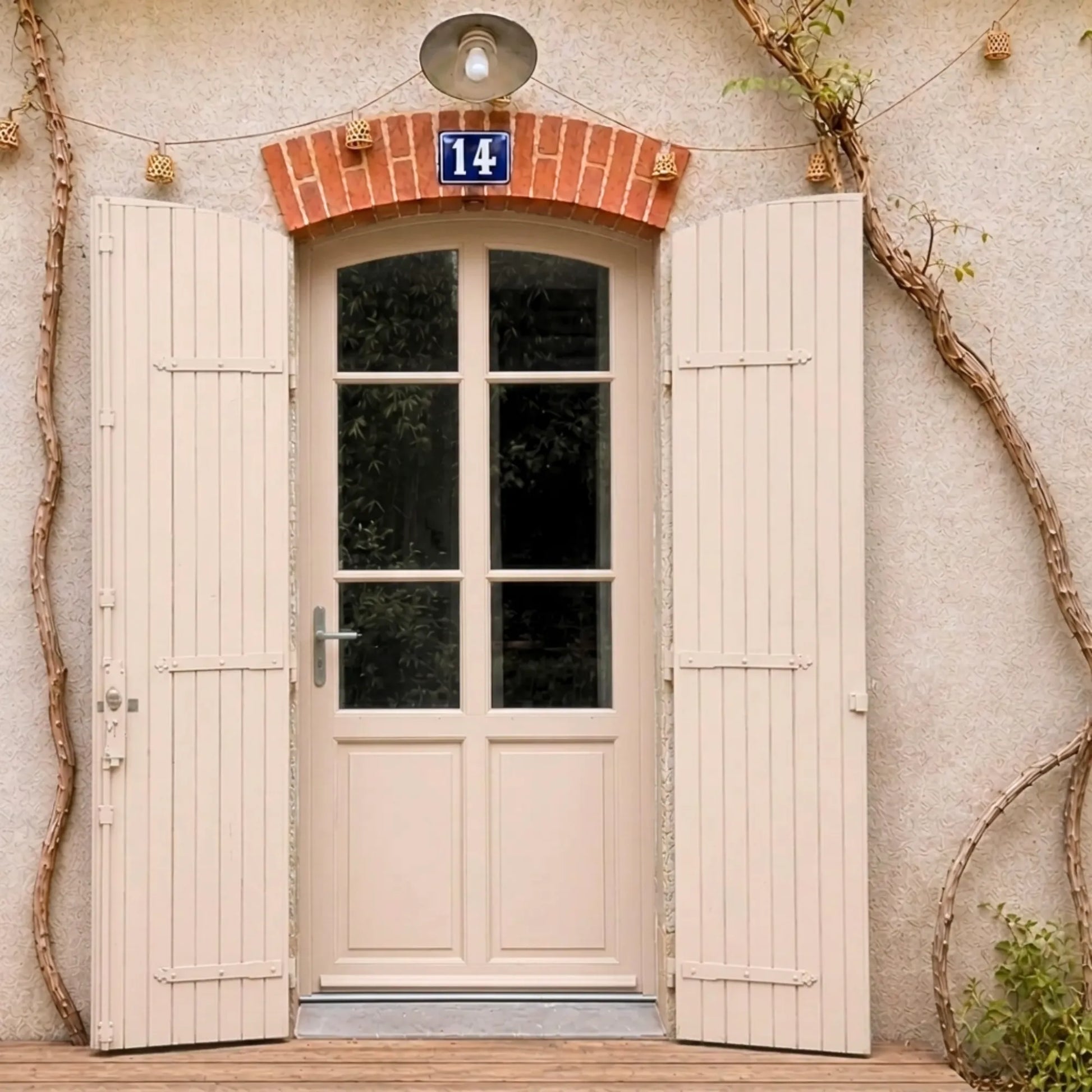 Porte et volets extérieurs en bois peints avec peinture extérieur Eleonore Déco teinte beige rosé.