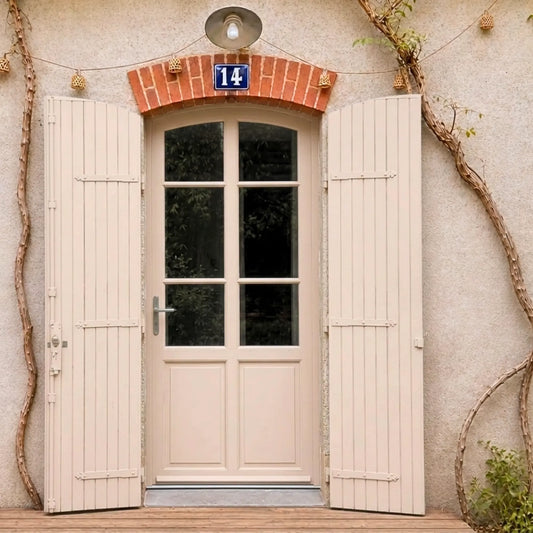 Porte et volets extérieurs en bois peints avec peinture extérieur Eleonore Déco teinte beige rosé.