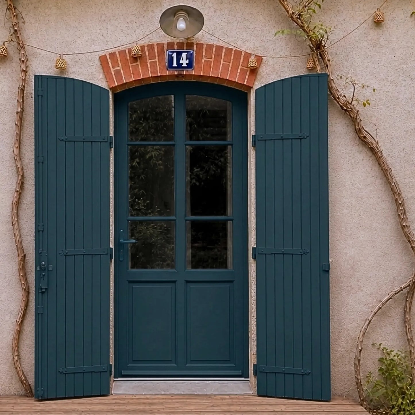 Porte et volets extérieurs en bois peints avec peinture extérieur Eleonore Déco teinte boston.