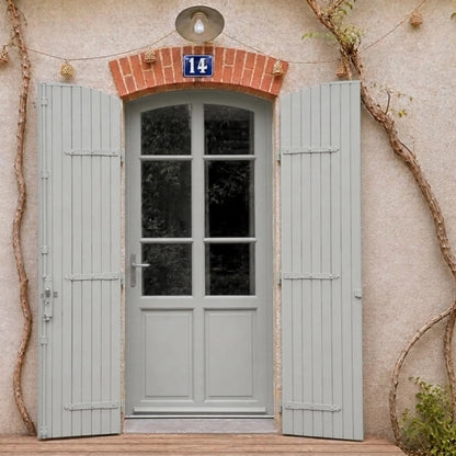 Porte et volets extérieurs en bois peints avec peinture extérieur Eleonore Déco teinte calcaire.