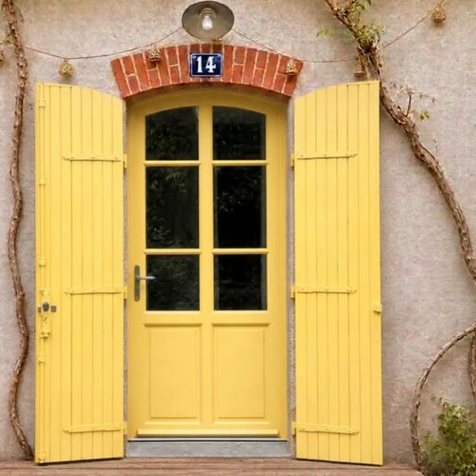 Porte et volets extérieurs en bois peints avec peinture extérieure Eléonore Déco teinte Coup de soleil.
