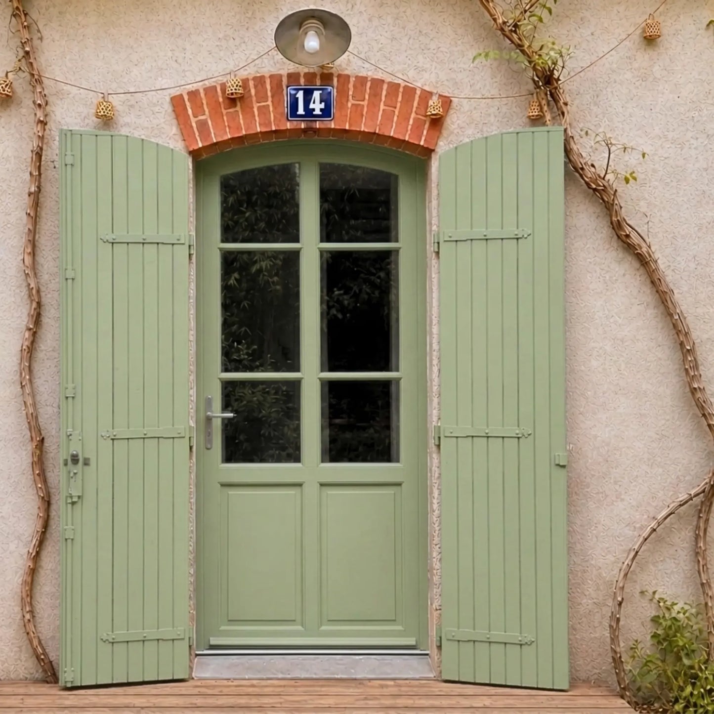 Porte et volets extérieurs en bois peints avec peinture extérieur Eleonore Déco teinte fenouil.