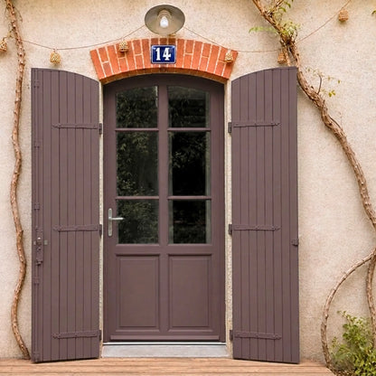 Porte et volets extérieurs en bois peints avec peinture extérieur Eleonore Déco teinte figue.