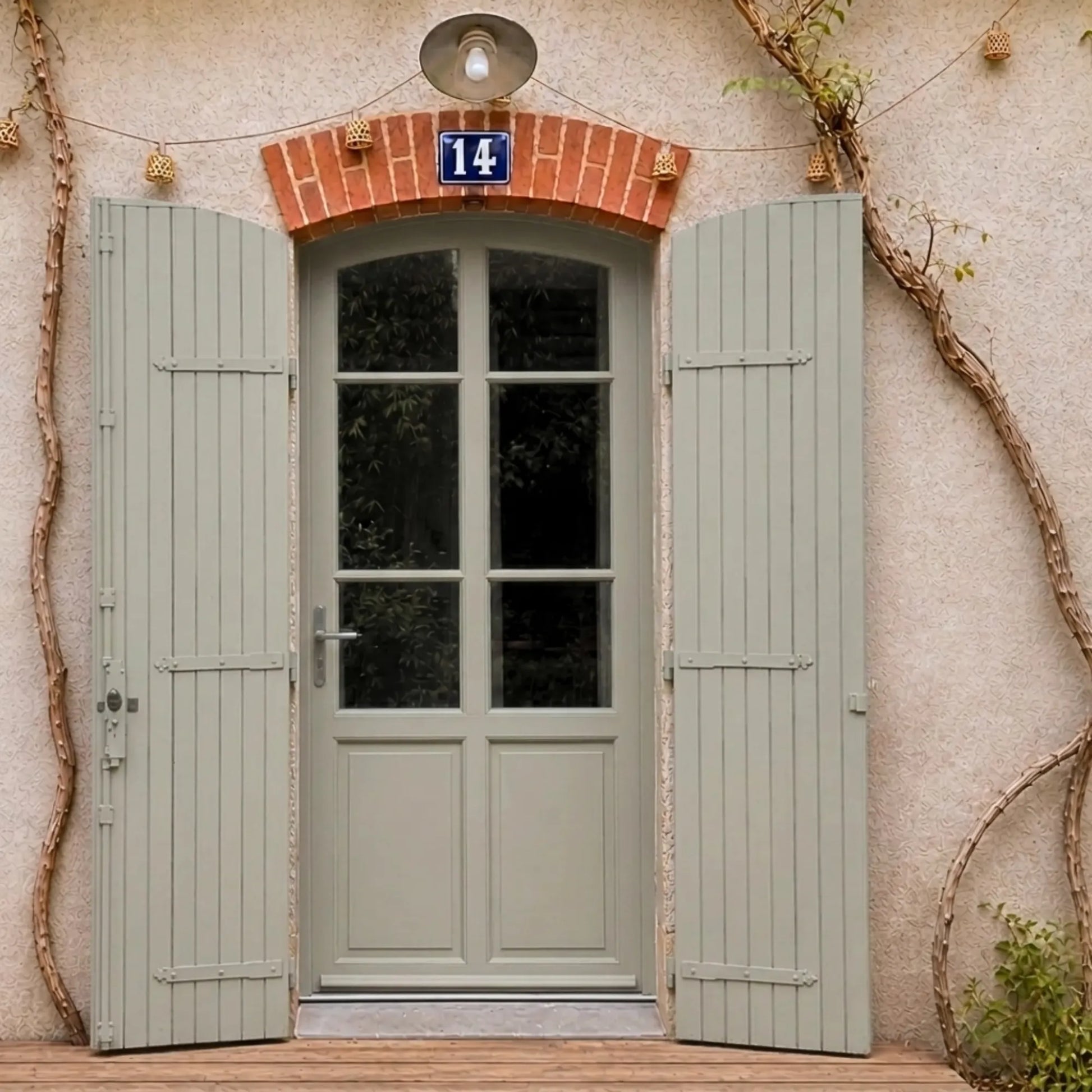 Porte et volets extérieurs en bois peints avec peinture extérieur Eleonore Déco teinte gris de suède.