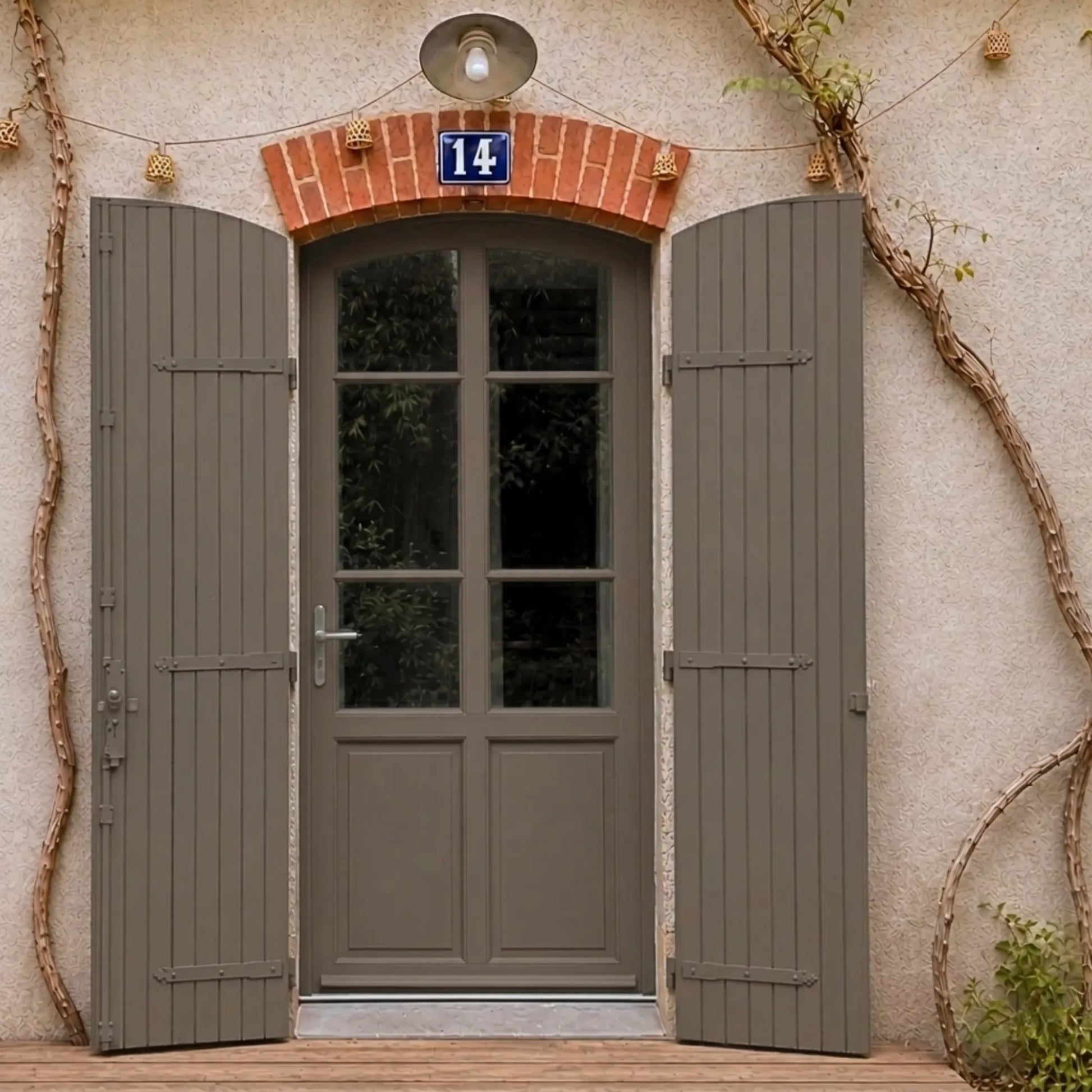 Porte et volets extérieurs en bois peints avec peinture extérieur Eleonore Déco teinte havane.