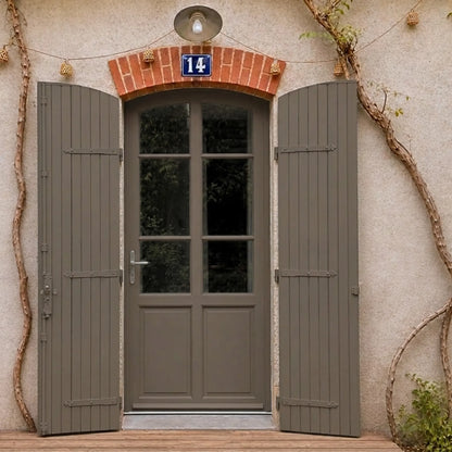 Porte et volets extérieurs en bois peints avec peinture extérieur Eleonore Déco teinte havane.