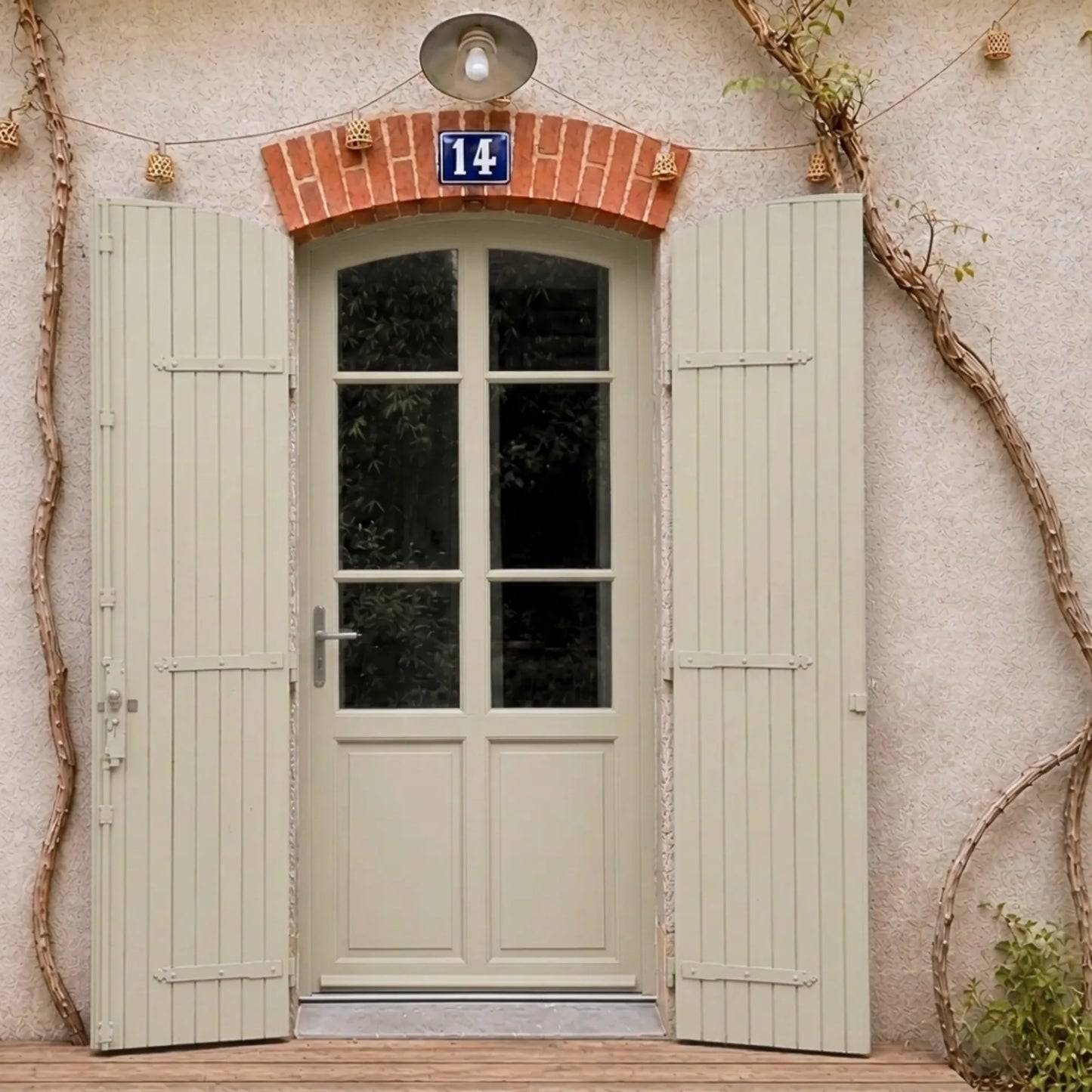 Porte et volets extérieurs en bois peints avec peinture extérieur Eleonore Déco teinte lin.