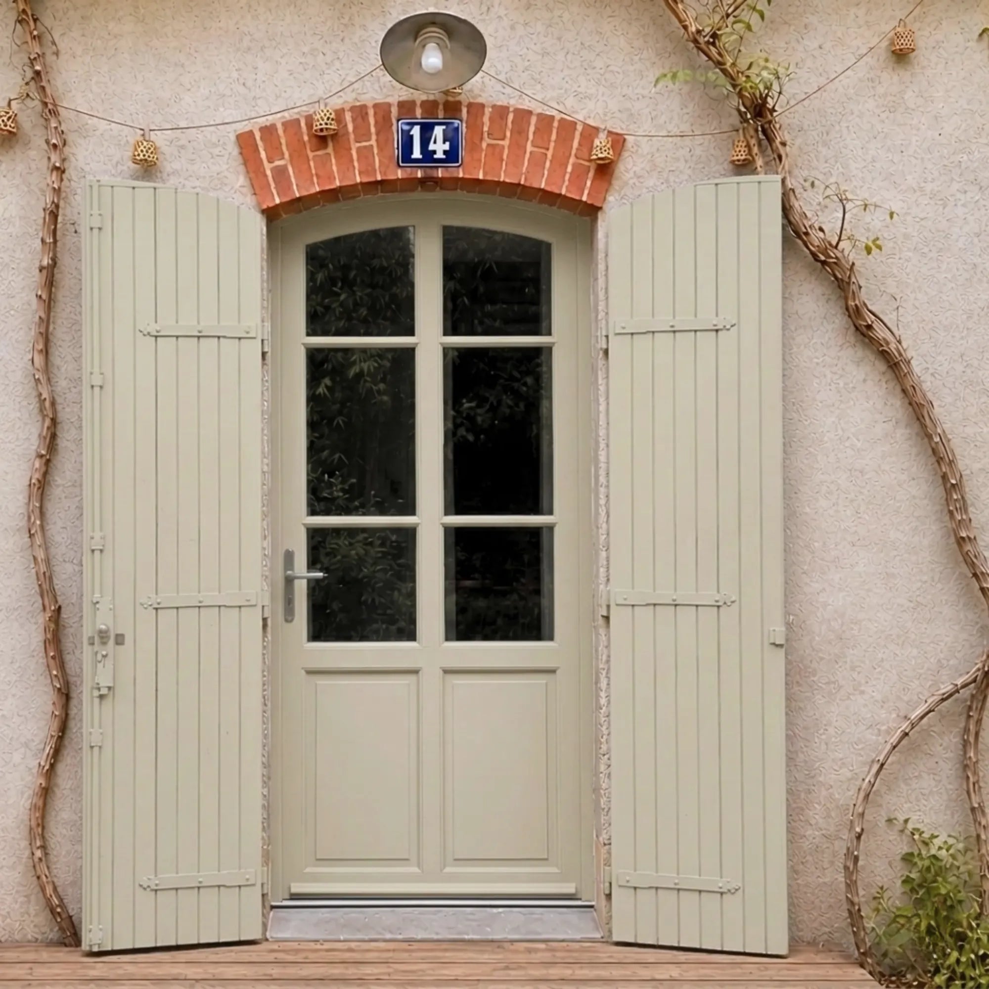 Porte et volets extérieurs en bois peints avec peinture extérieur Eleonore Déco teinte lin.