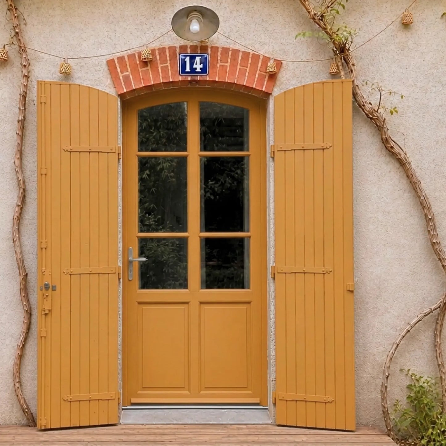 Porte et volets extérieurs en bois peints avec peinture extérieur Eleonore Déco teinte marrakech.