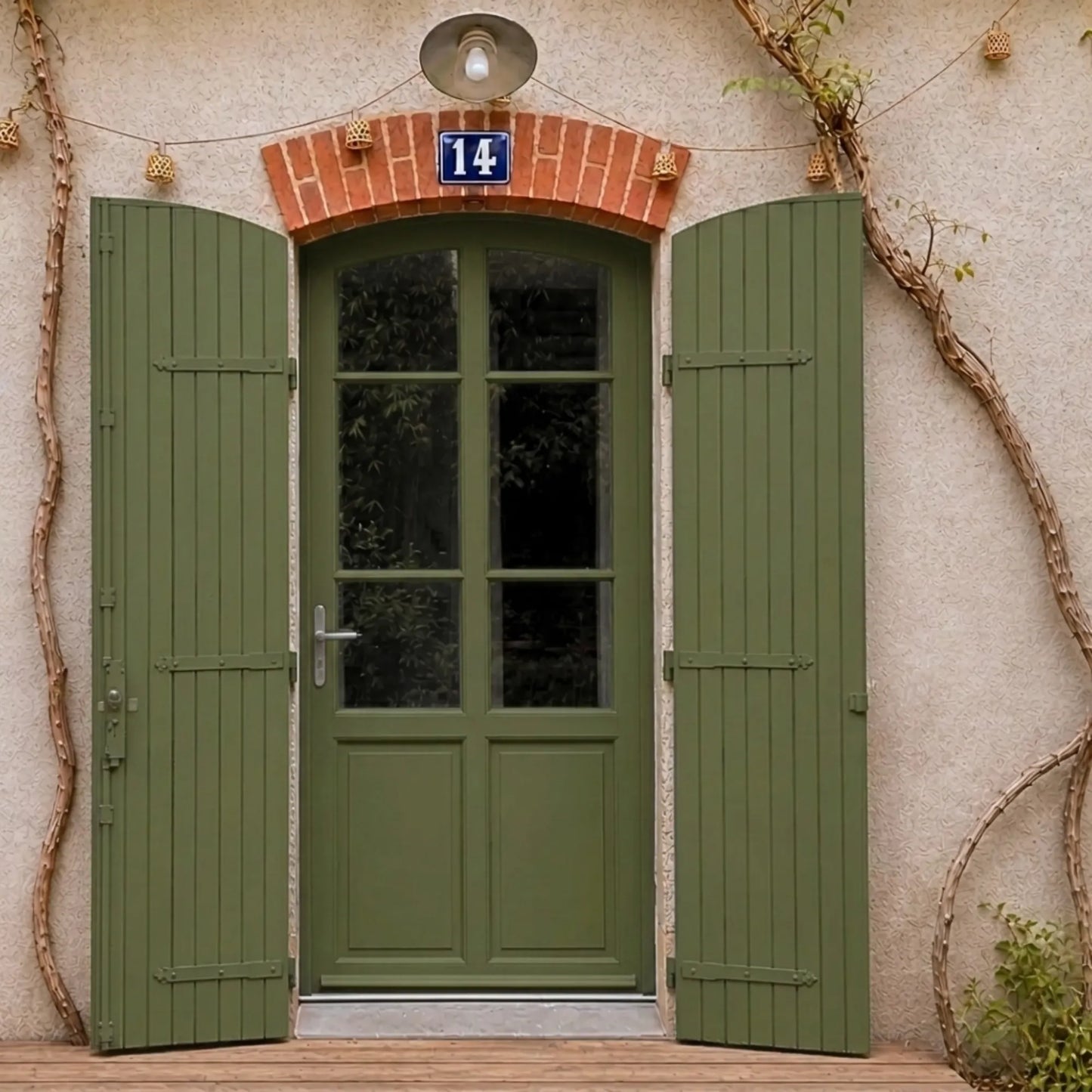 Porte et volets extérieurs en bois peints avec peinture extérieur Eleonore Déco teinte mélèze.