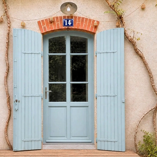 Porte et volets extérieurs en bois peints avec peinture extérieur Eleonore Déco teinte ostende.