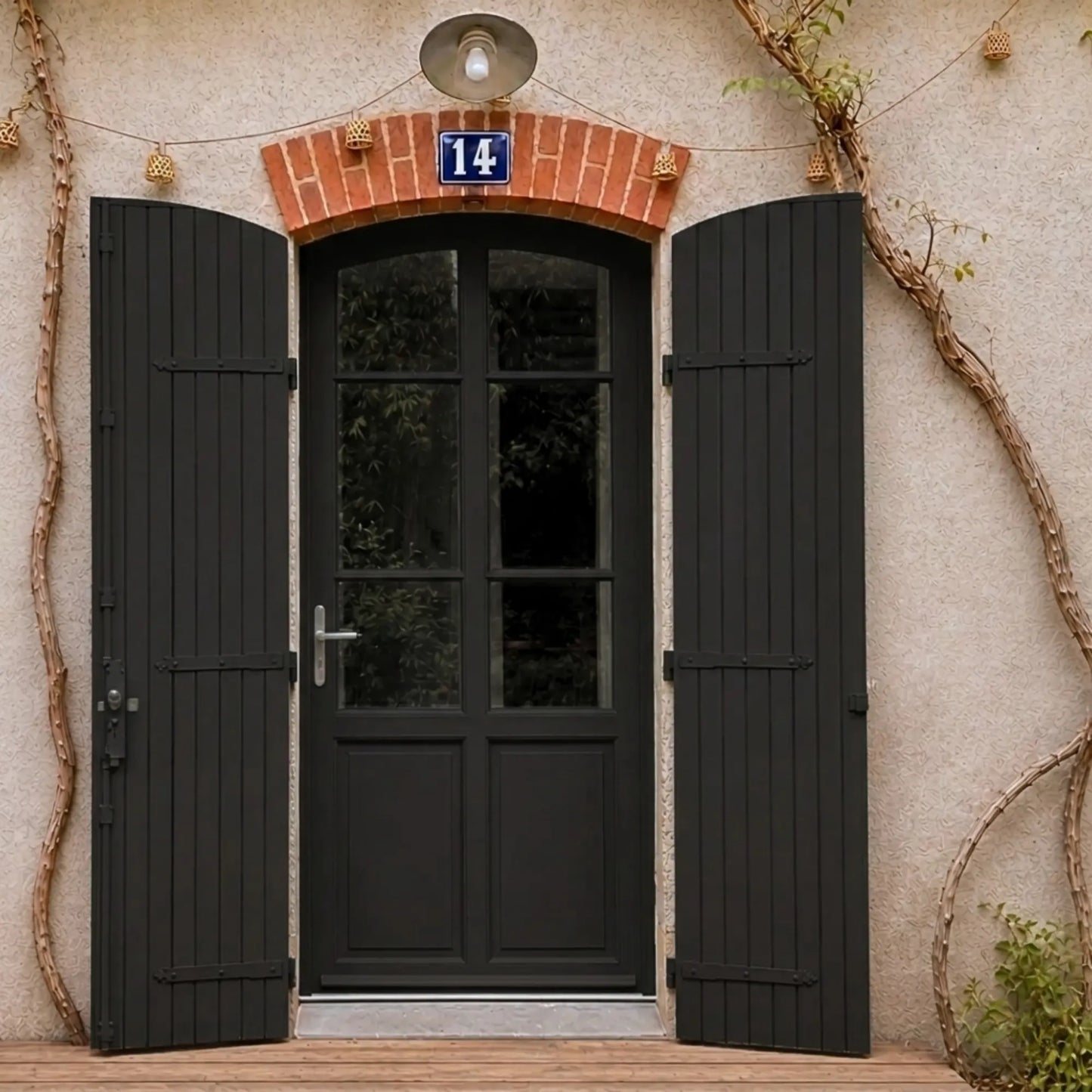 Porte et volets extérieurs en bois peints avec peinture extérieur Eleonore Déco teinte réglisse.