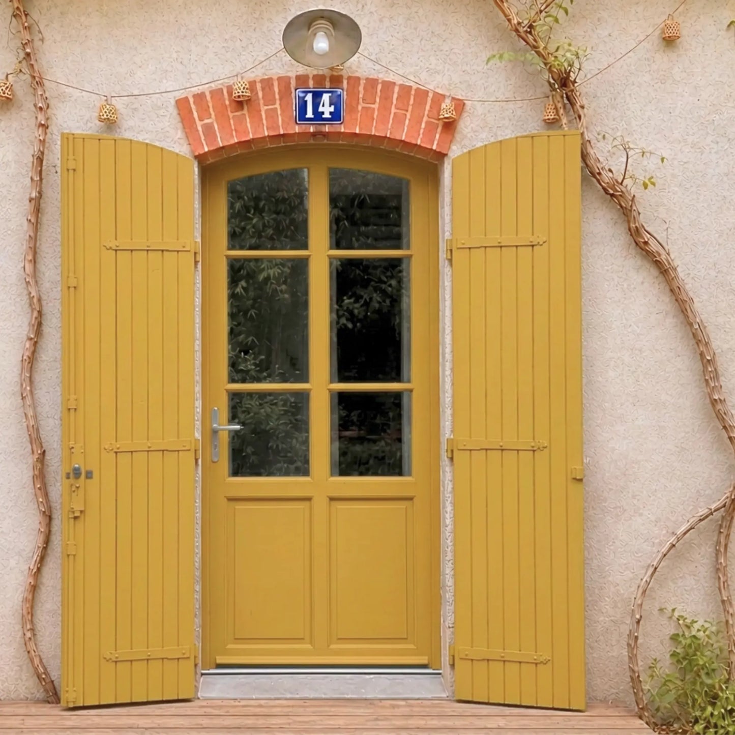Porte et volets extérieurs en bois peints avec peinture extérieur Eleonore Déco teinte safran.