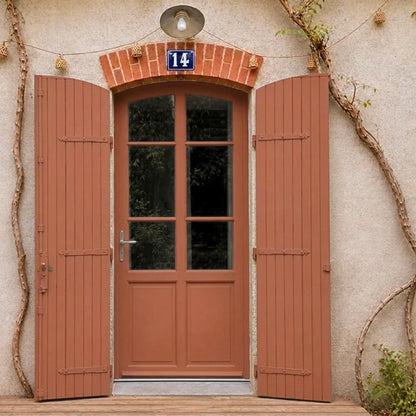 Porte et volets extérieurs en bois peints avec peinture extérieur Eleonore Déco teinte terracotta.