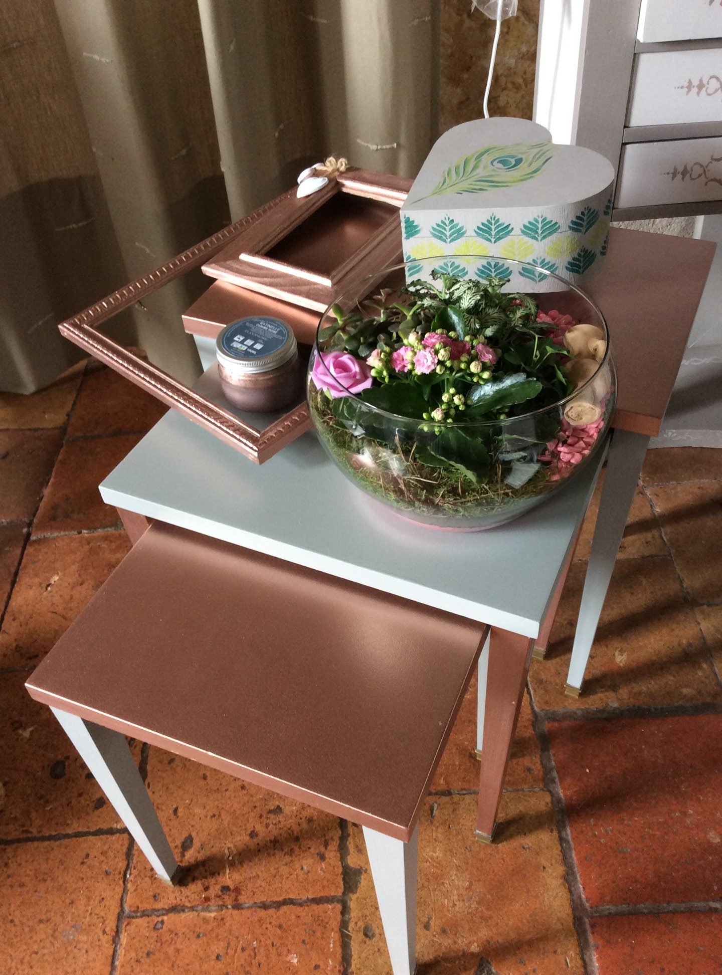 Table gigogne peinte en cuivre rosé